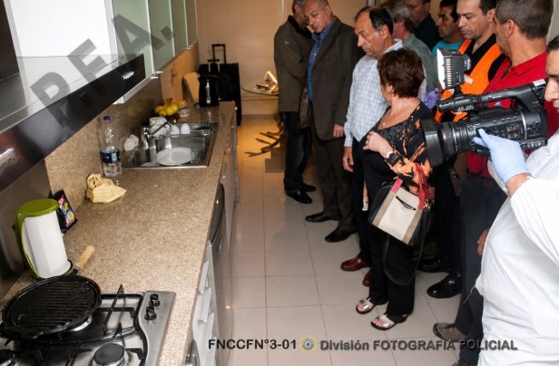 Las fotos y videos del procedimiento exhiben la gran cantidad de personas que pasaron por el escenario de los hechos